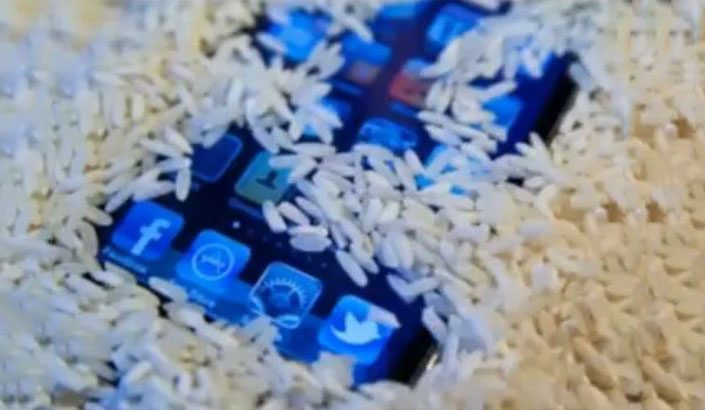 Secar iPhone mojado con arroz crudo